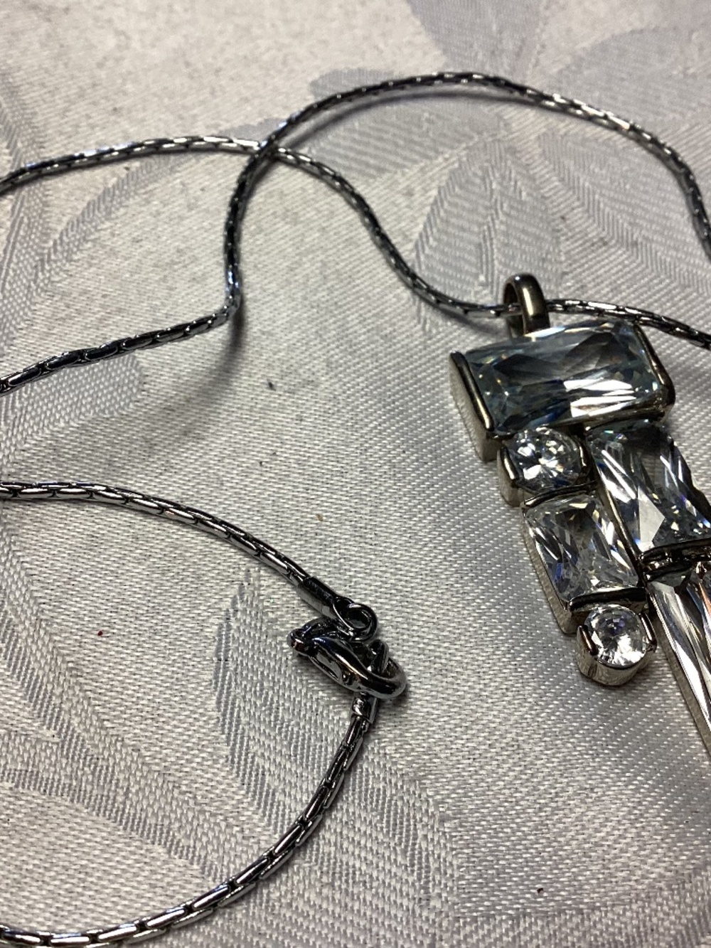 FUNKY RHINESTONE MIDCENTURY DESIGN. MUST SEE NECKKACE